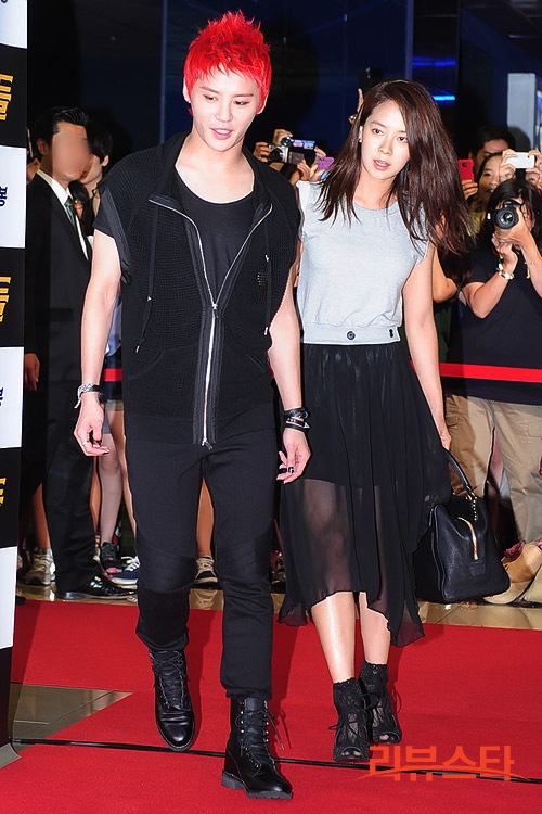 PICS-HQ Junsu & Song Ji Hyo at The VIP Premiere of Movie "Thieves&...